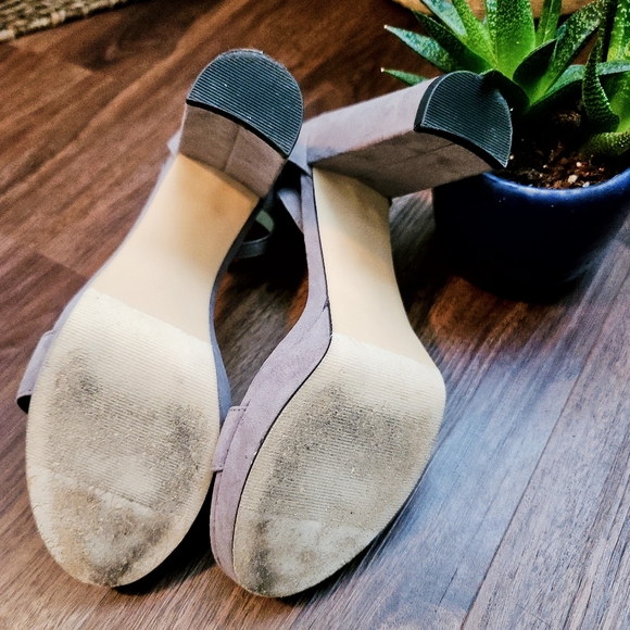 Charlotte Russe Light Gray Suede Pumps - Picture 2 of 3
